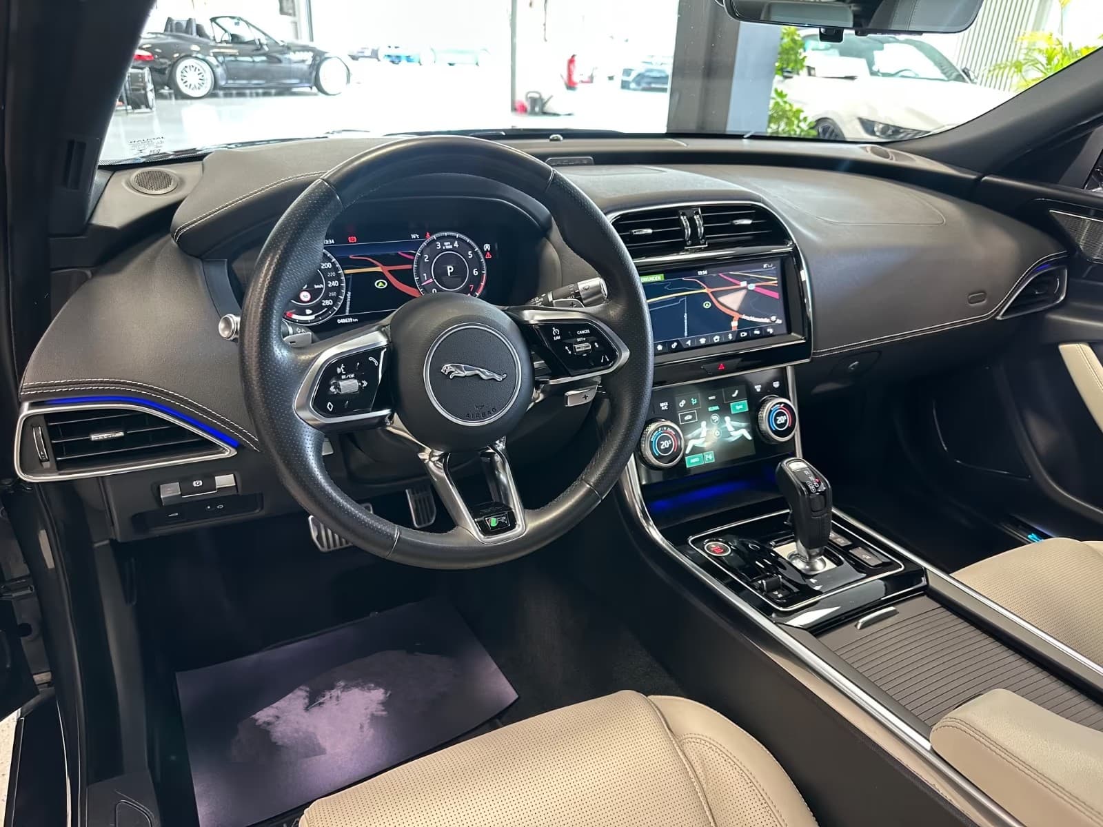 Jaguar XE miniature 3