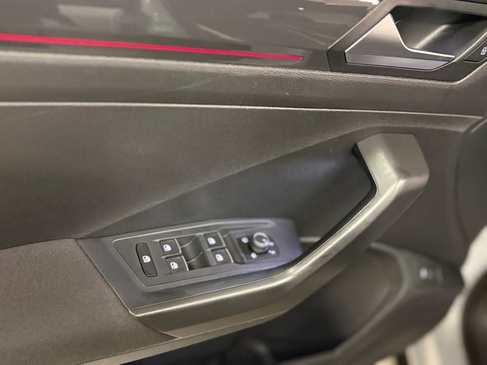 Volkswagen T-Roc - photo 12