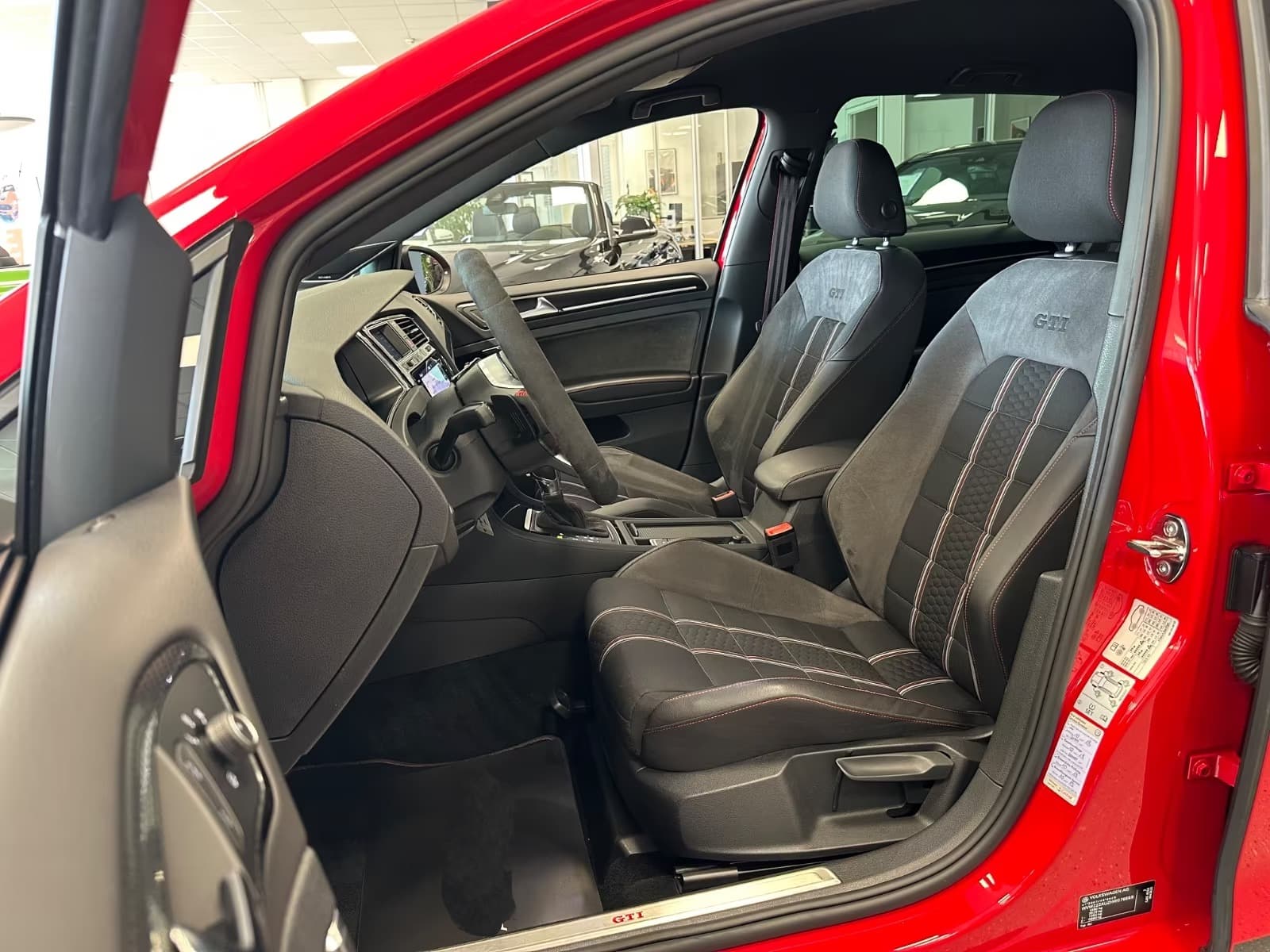 Volkswagen Golf miniature 6