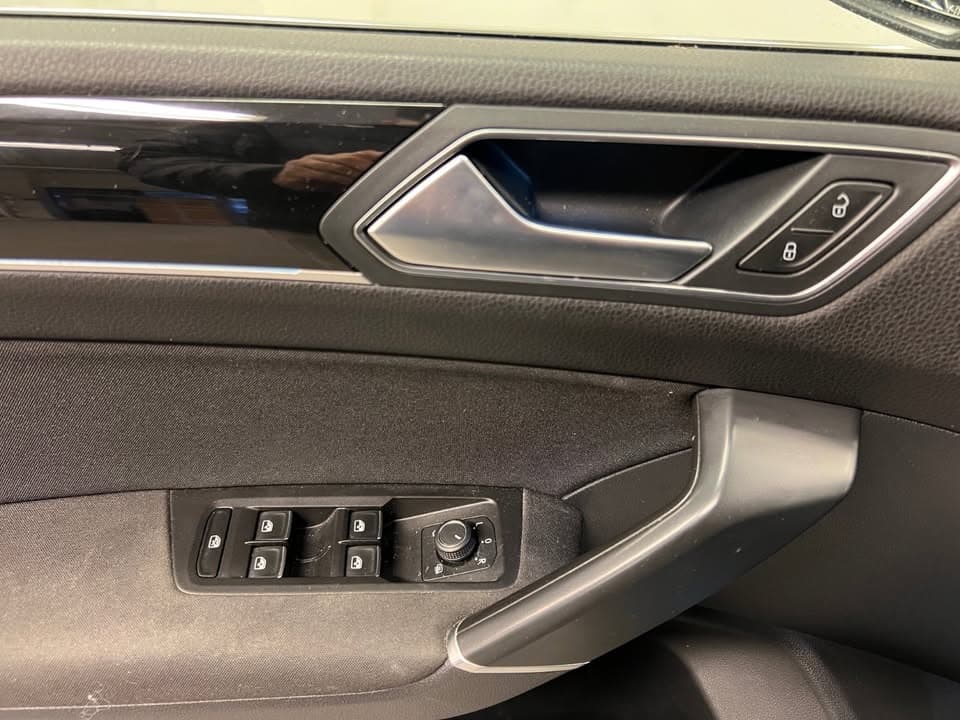 Volkswagen Touran miniature 9