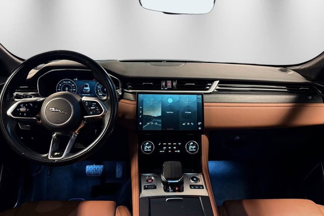 Jaguar F-PACE miniature 8