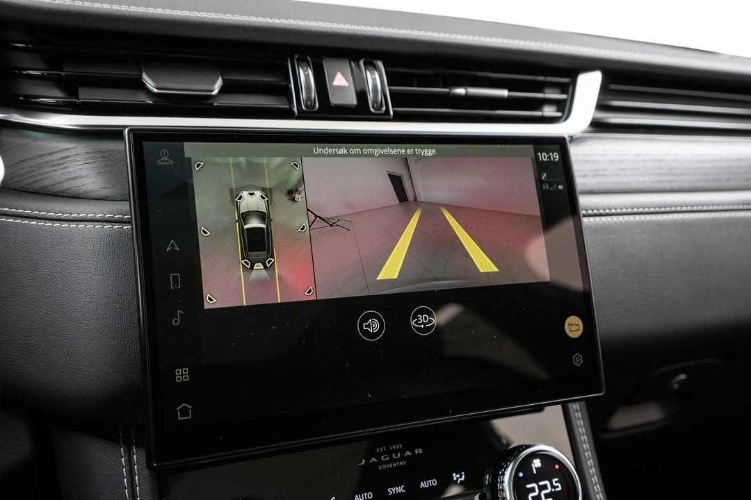 Jaguar F-PACE miniature 11