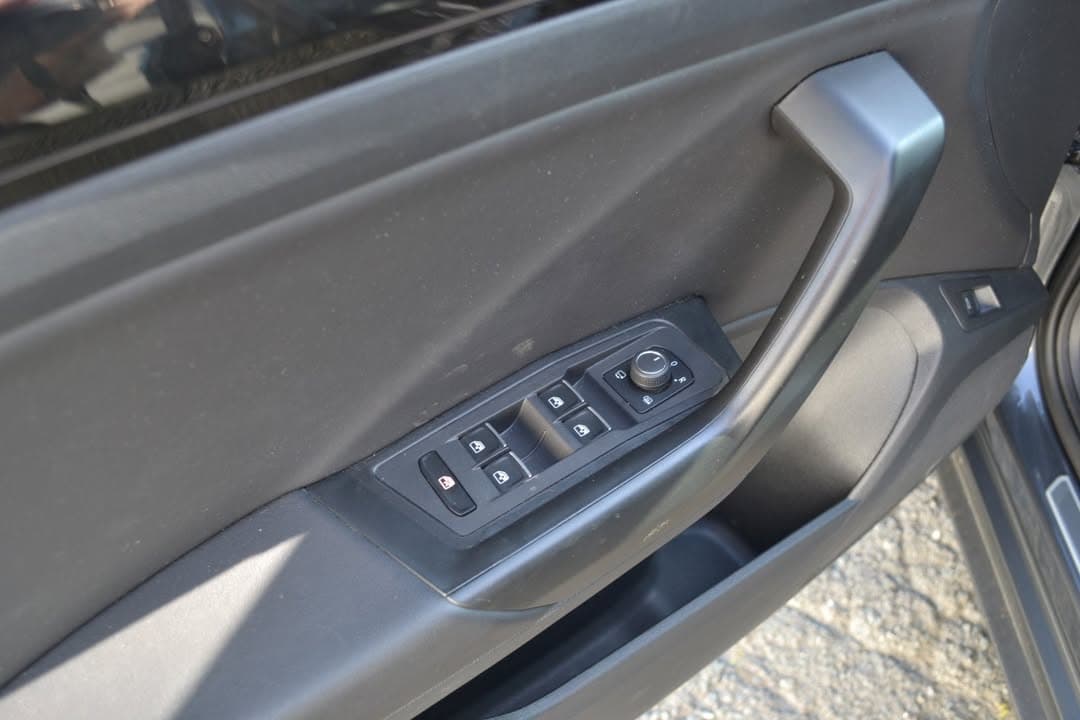 Volkswagen T-Roc miniature 12