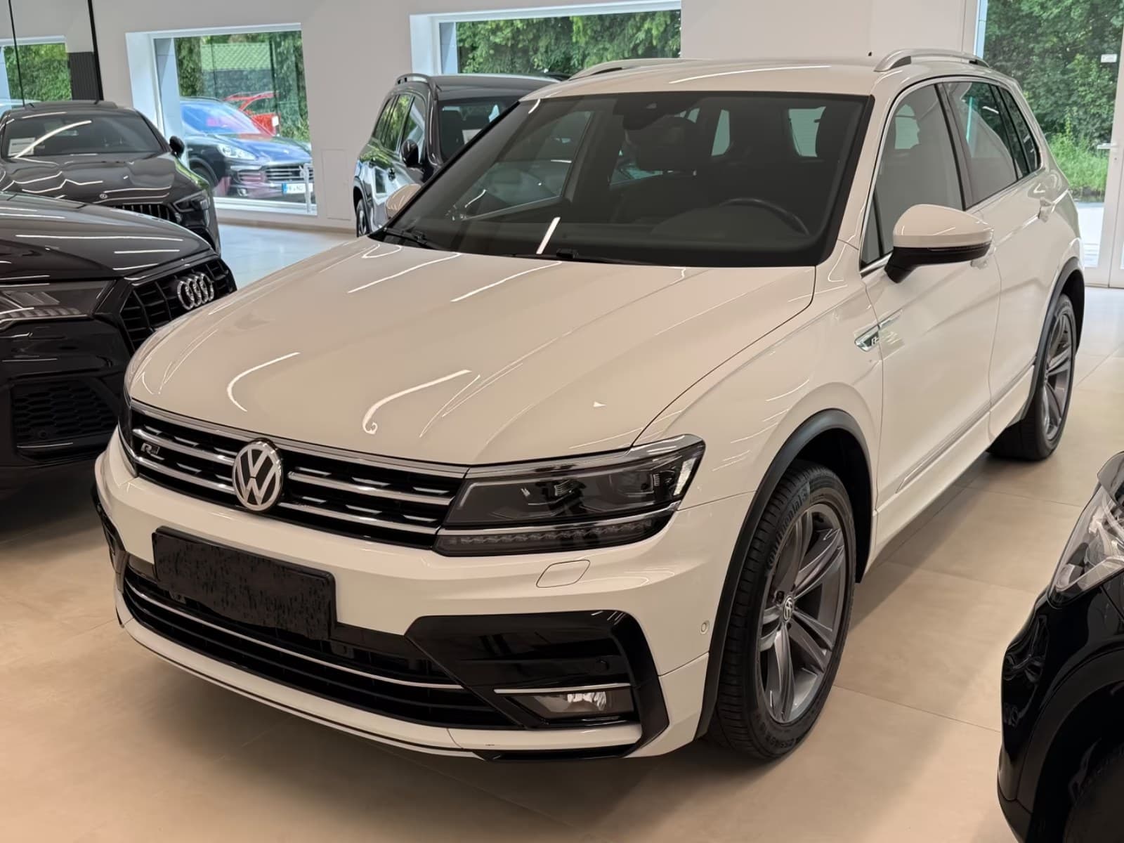 Volkswagen Tiguan miniature 2