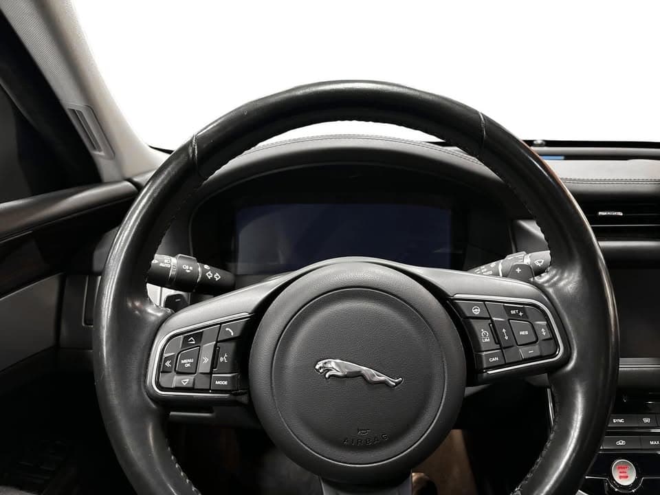 Jaguar XF miniature 6
