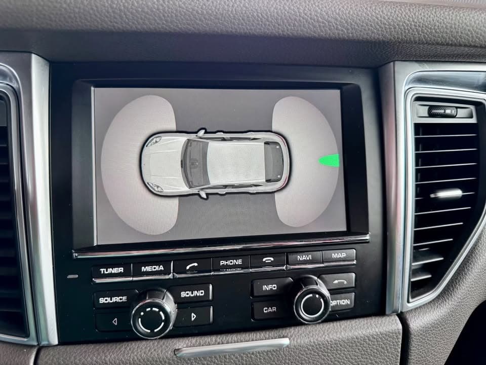 Porsche Macan miniature 12