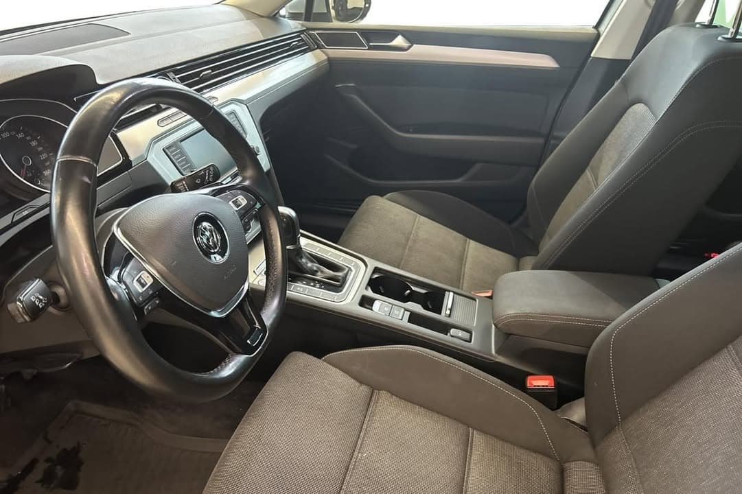 Volkswagen Passat miniature 5