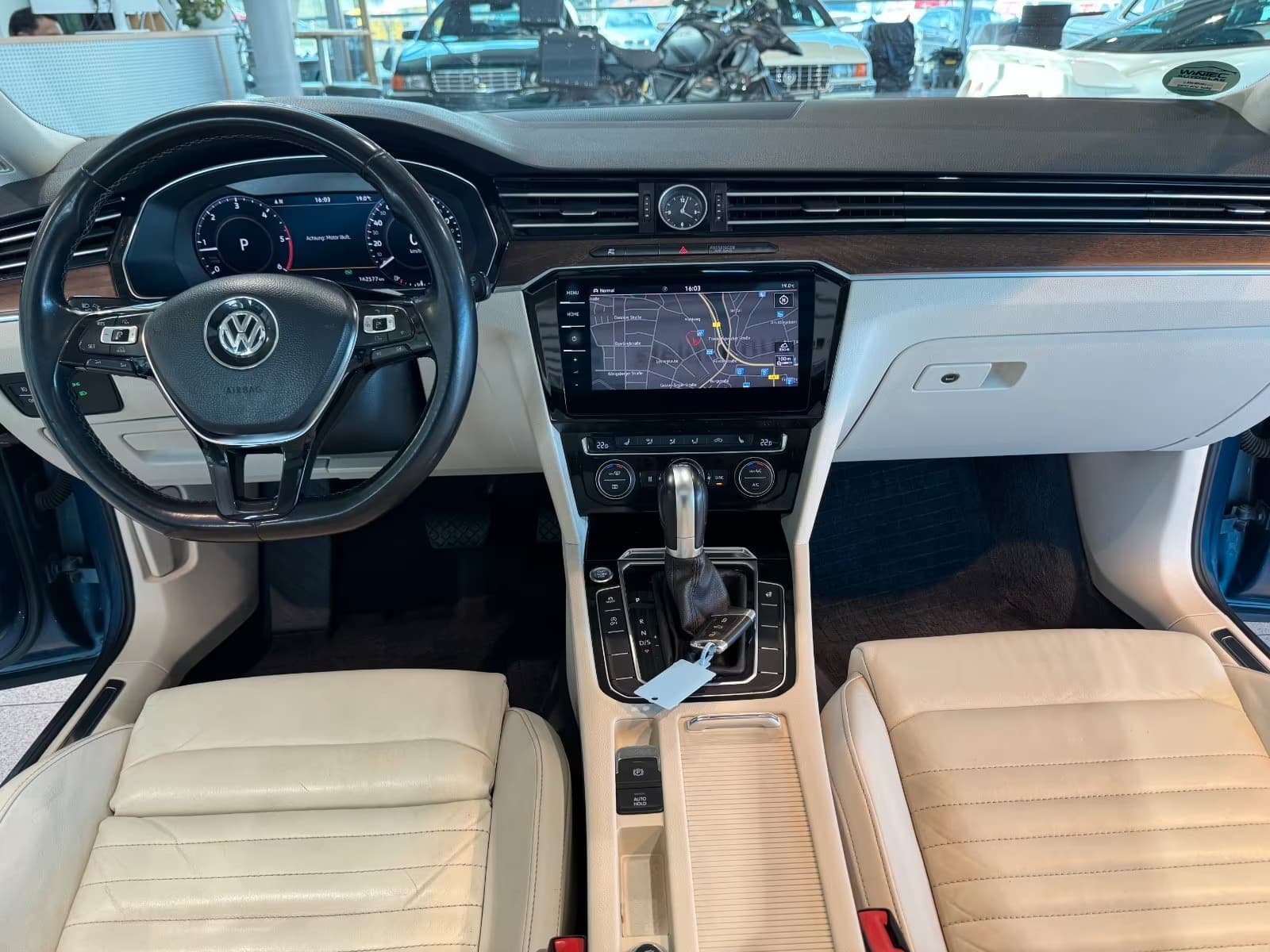 Volkswagen PASSAT miniature 4