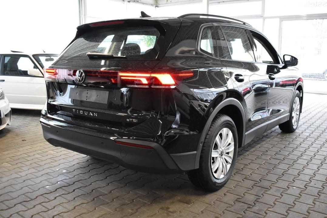 Volkswagen Tiguan miniature 3
