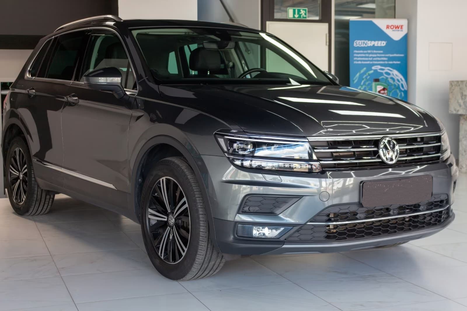 Volkswagen TIGUAN miniature 3
