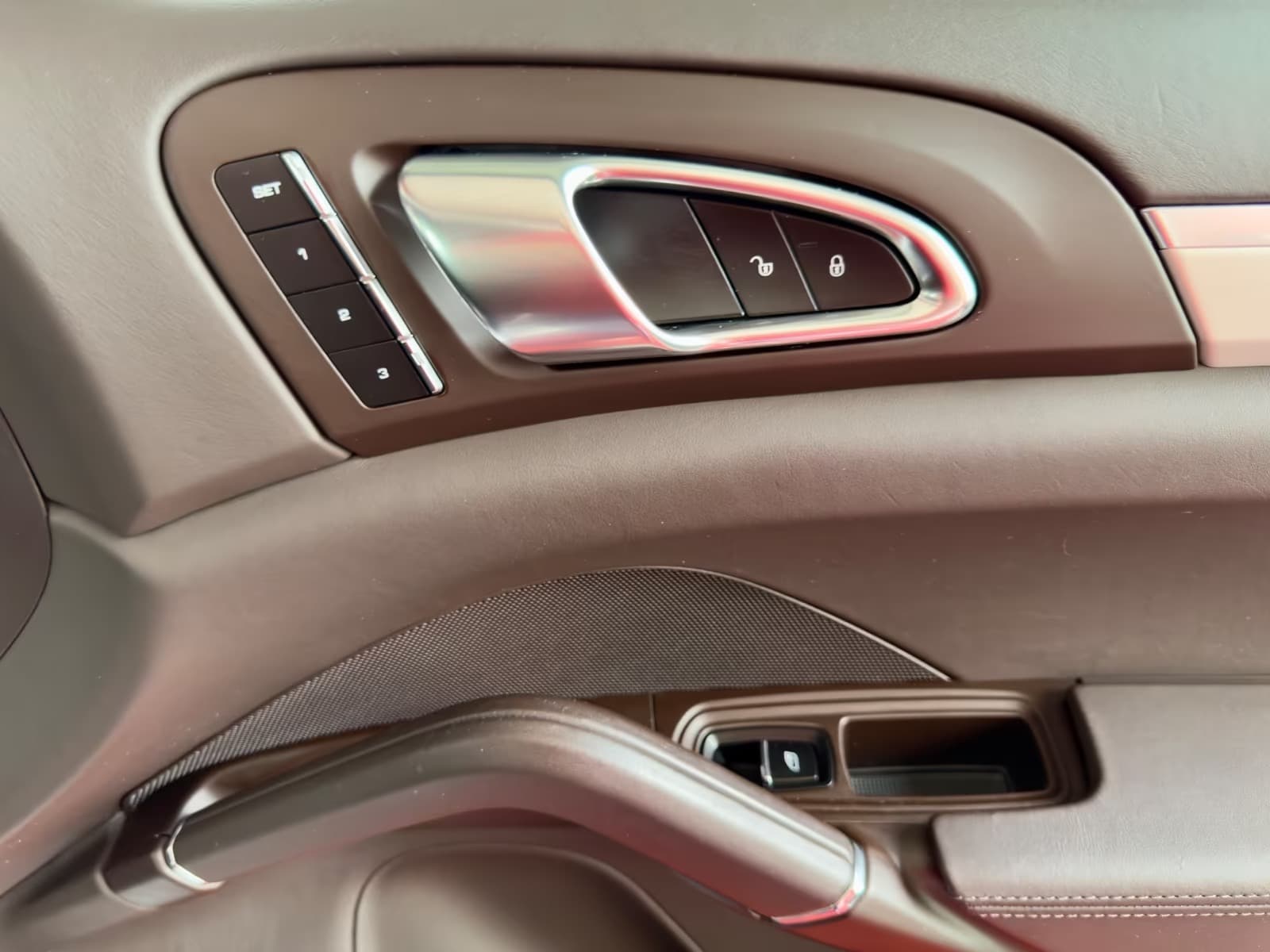 Porsche CAYENNE miniature 8