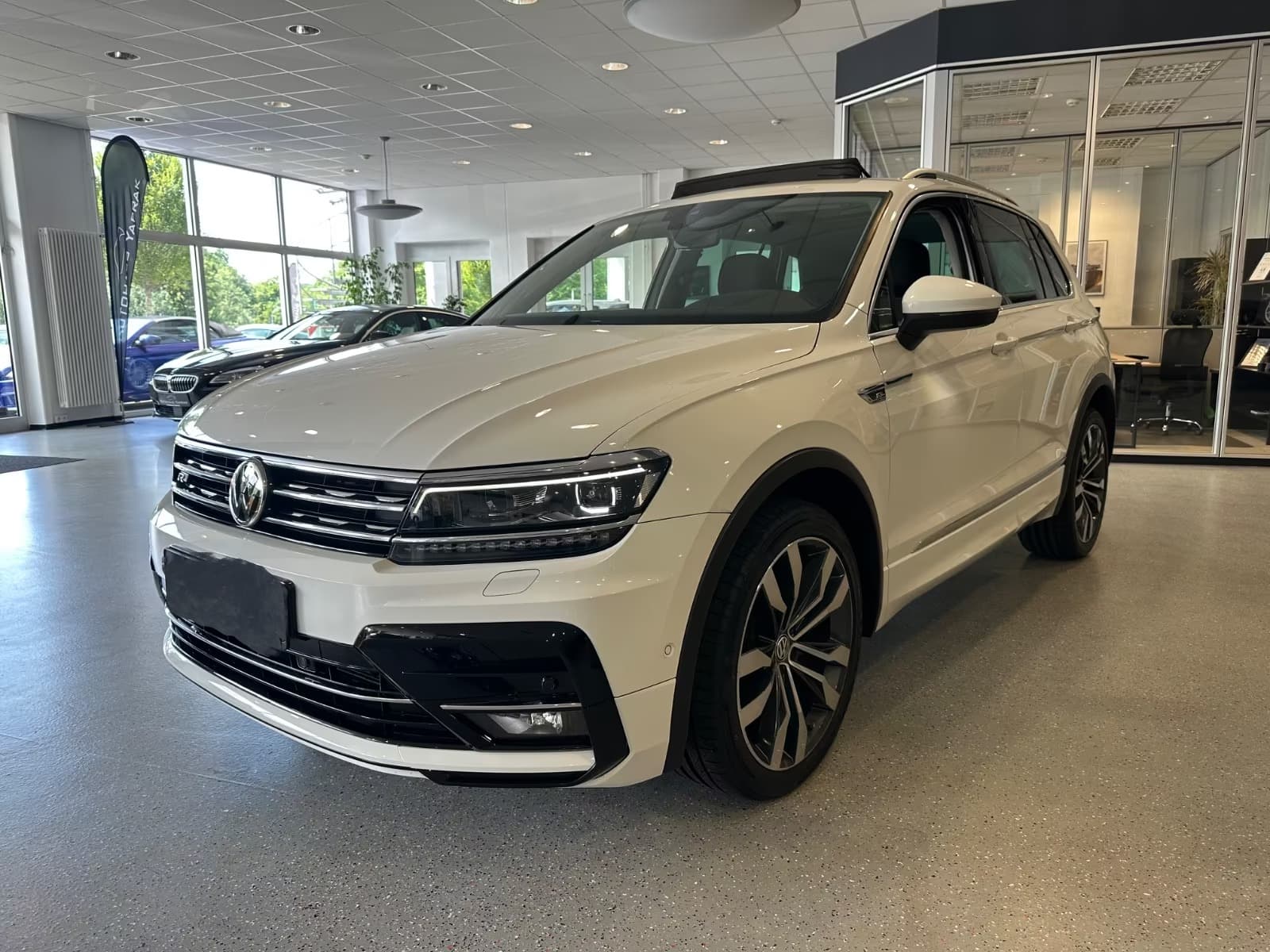 Volkswagen Tiguan miniature 3
