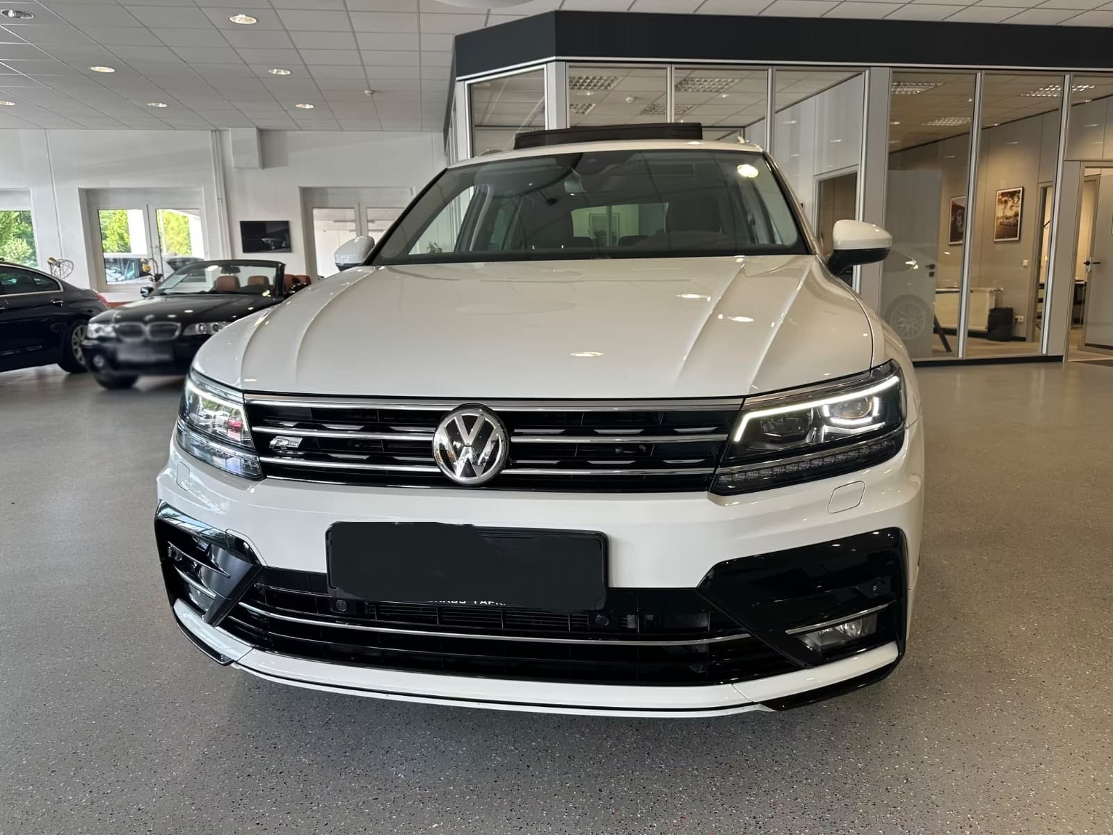 Volkswagen Tiguan miniature 4