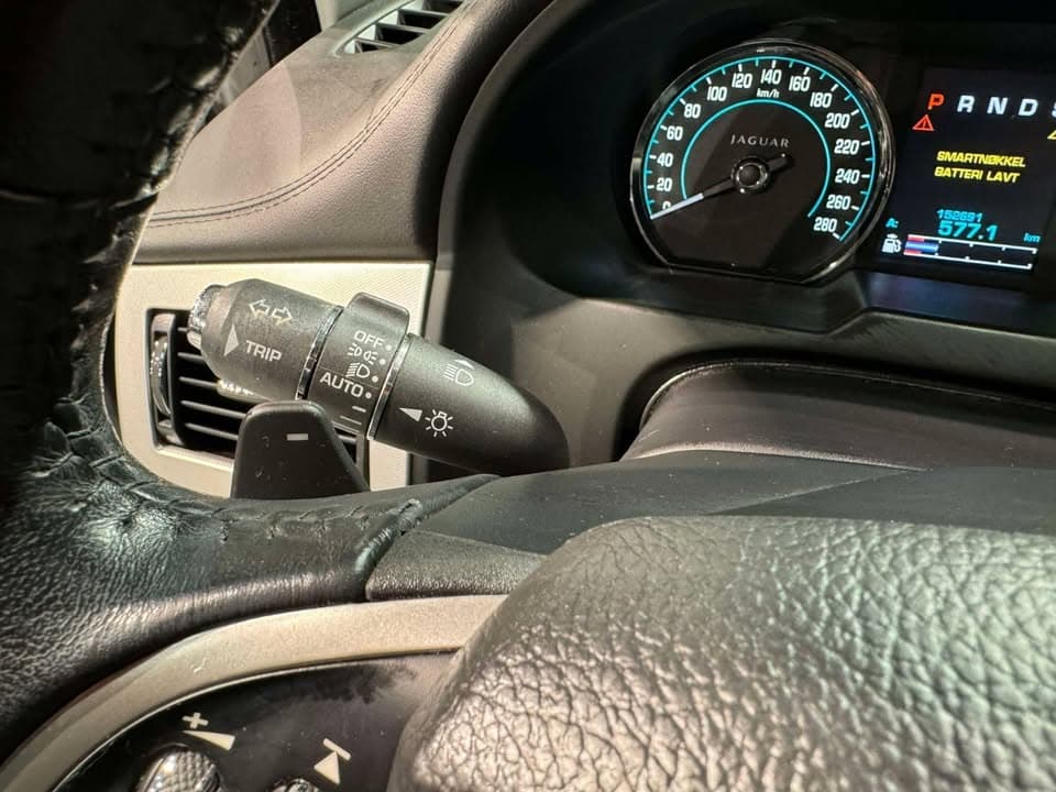 Jaguar XF miniature 12