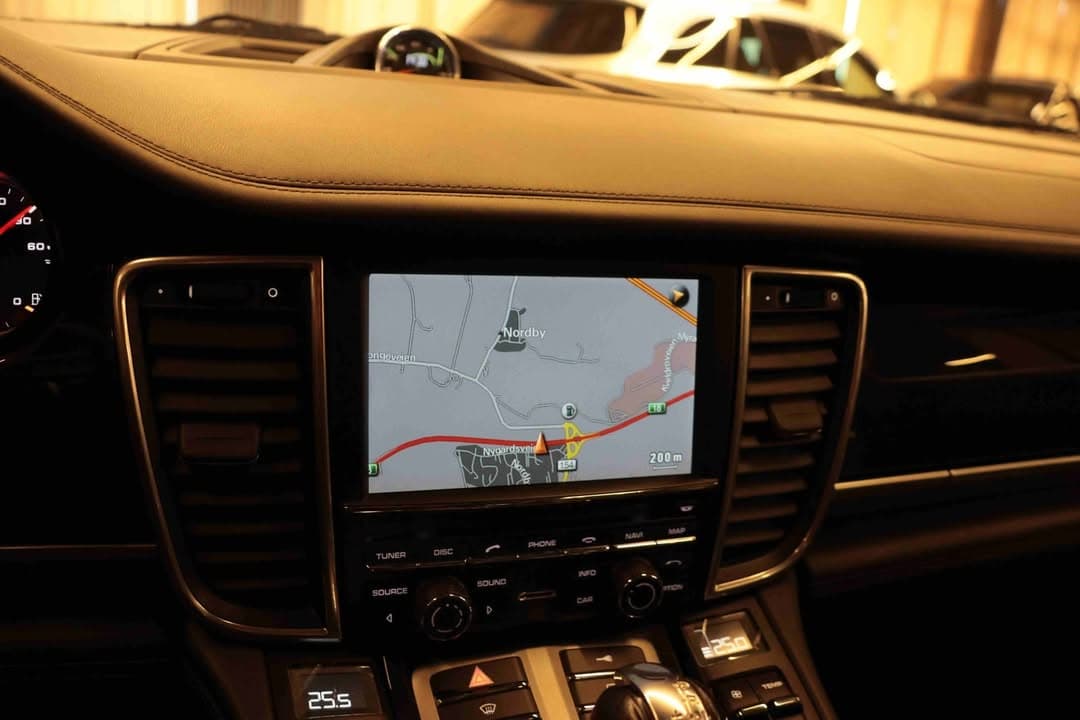 Porsche Panamera miniature 12