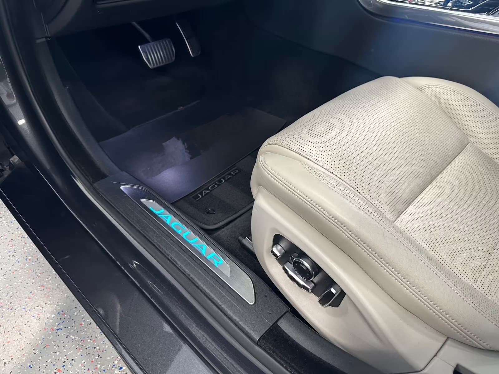 Jaguar XE miniature 2