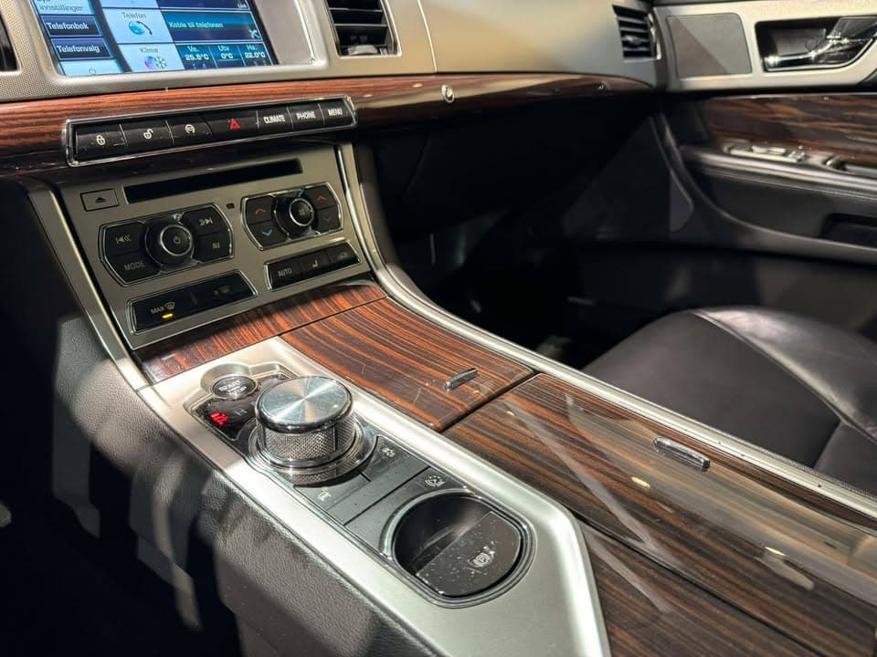 Jaguar XF miniature 10