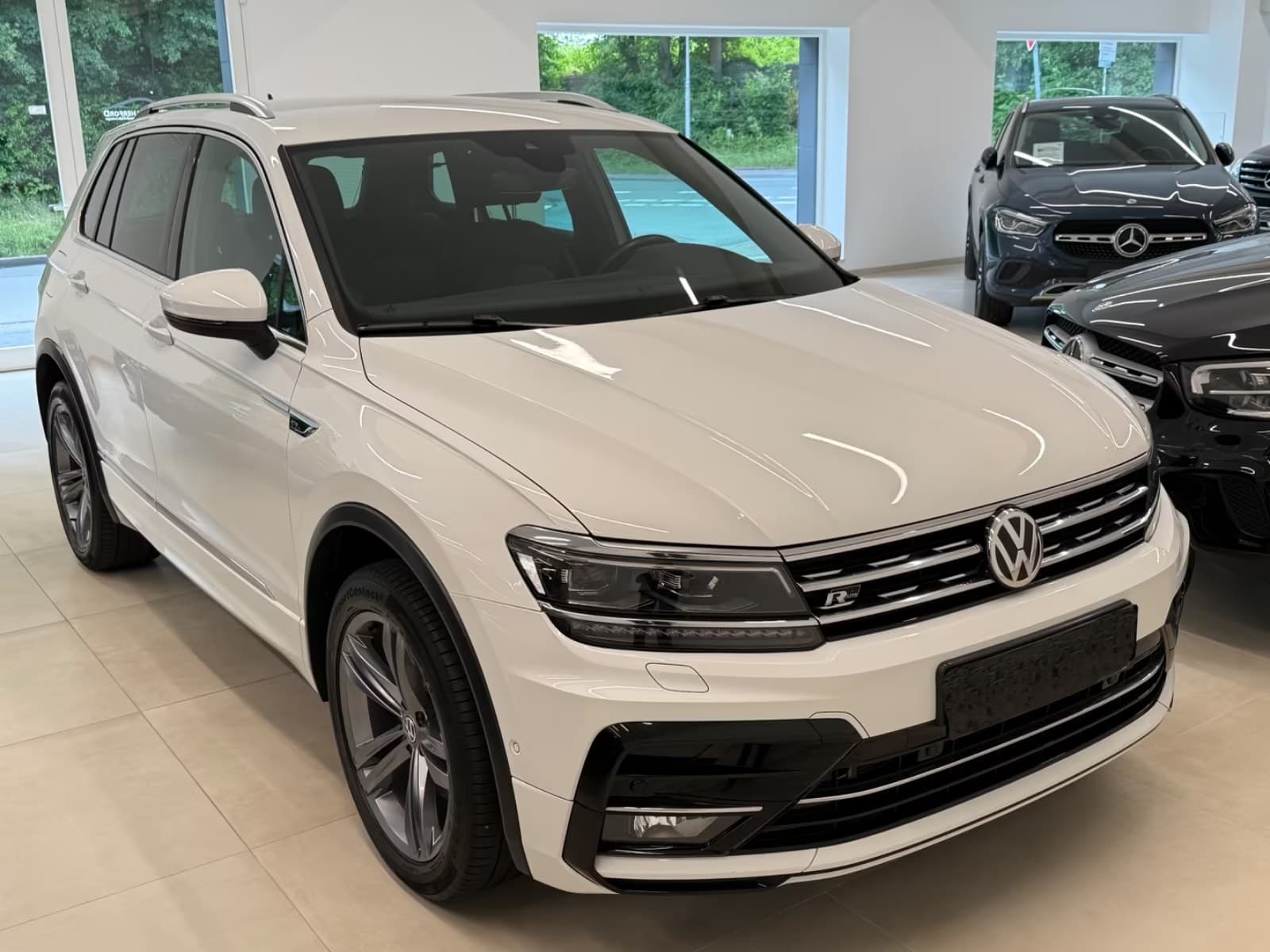 Volkswagen Tiguan miniature 3